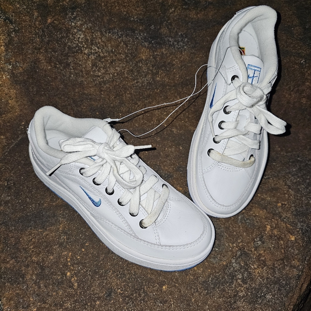 NWOT Y2K Vintage Nike White Sneakers 7.5
